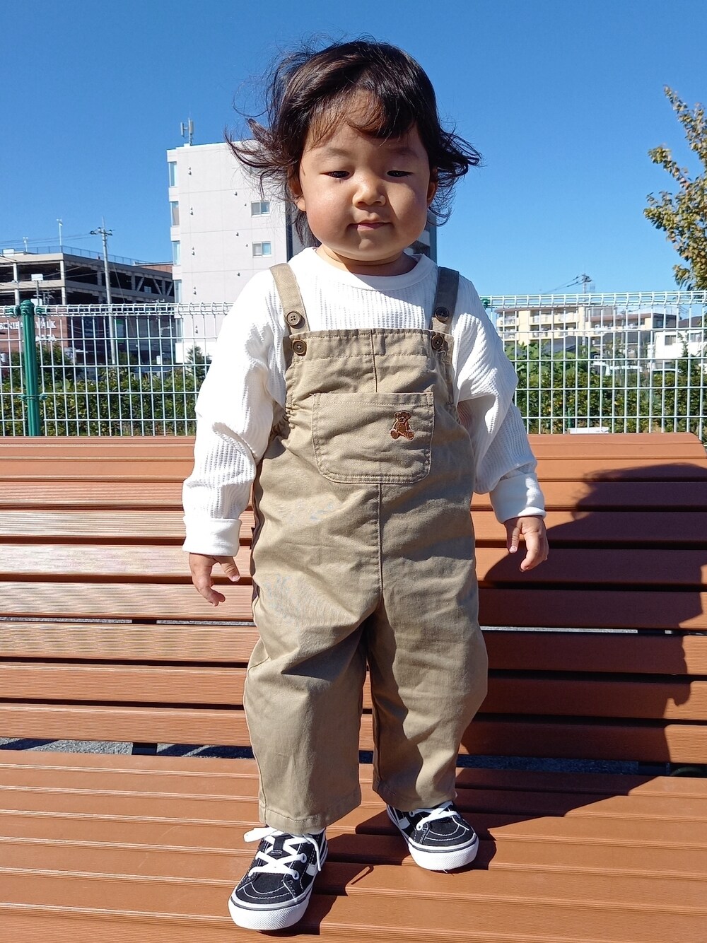 「秋服、スニーカー、キッズファッション、シンプルコーデ、公園コーデ、カジュアルコーデ、プチプラコーデ、プチプラ、VANS」｜「VANSのアイテム（スニーカー、ブラック系）」を使った、aoto*senaさん（キッズ・80cm）の秋コーディネートの1枚目の写真
