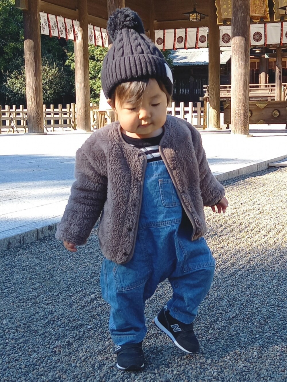 「キッズコーデ、サロペット、スニーカー、ニット帽、おしゃれさんと繋がりたい」｜「NEW BALANCEのIZ996（スニーカー、ブラック系）」を使った、aoto*senaさん（キッズ・70cm）の冬コーディネートの1枚目の写真