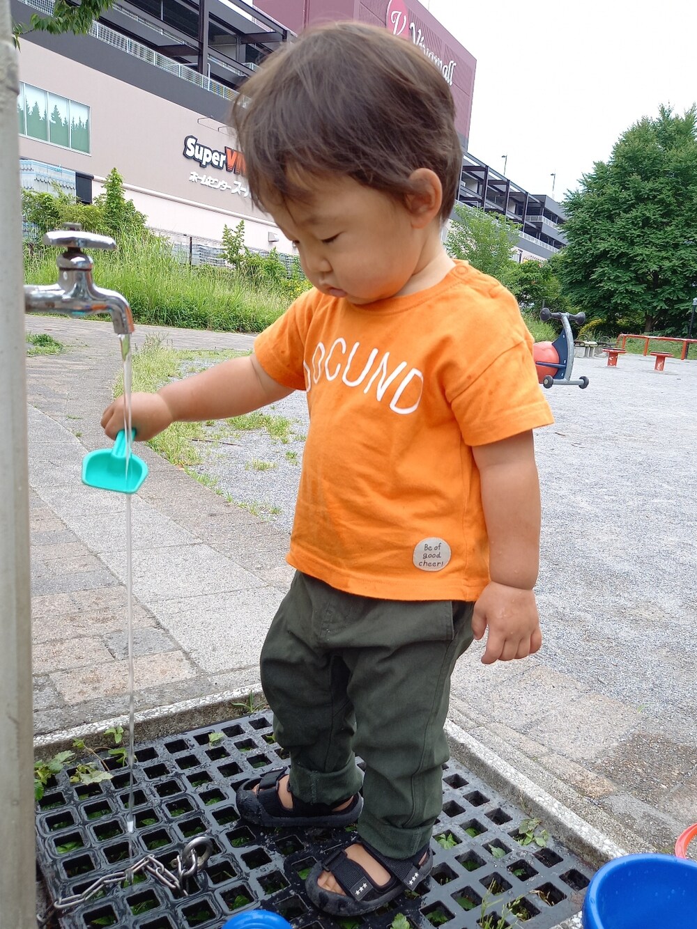 「夏コーデ、休日スタイル、プチプラ、シンプル、男の子、カジュアルコーデ、サンダル、カーキ×オレンジ、カーキ、オレンジ」｜「西松屋のアイテム（サンダル、ブラック系）」を使った、aoto*senaさん（キッズ・70cm）の夏コーディネートの1枚目の写真
