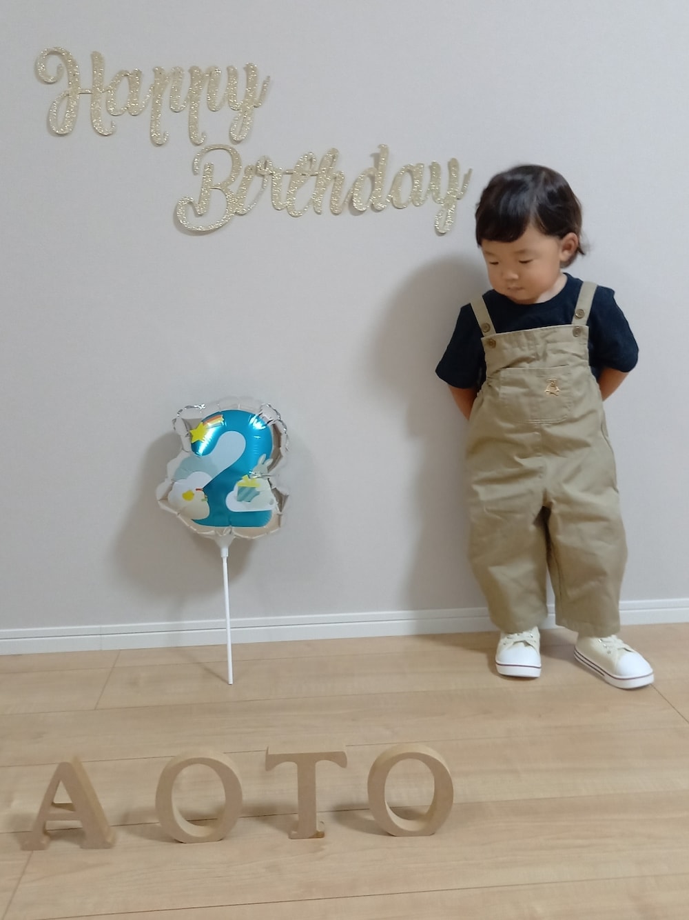 「シンプル、誕生日、サロペット、オーバーオール、男の子コーデ」｜「西松屋のアイテム（スニーカー、ホワイト系）」を使った、aoto*senaさん（キッズ・80cm）の秋コーディネートの1枚目の写真