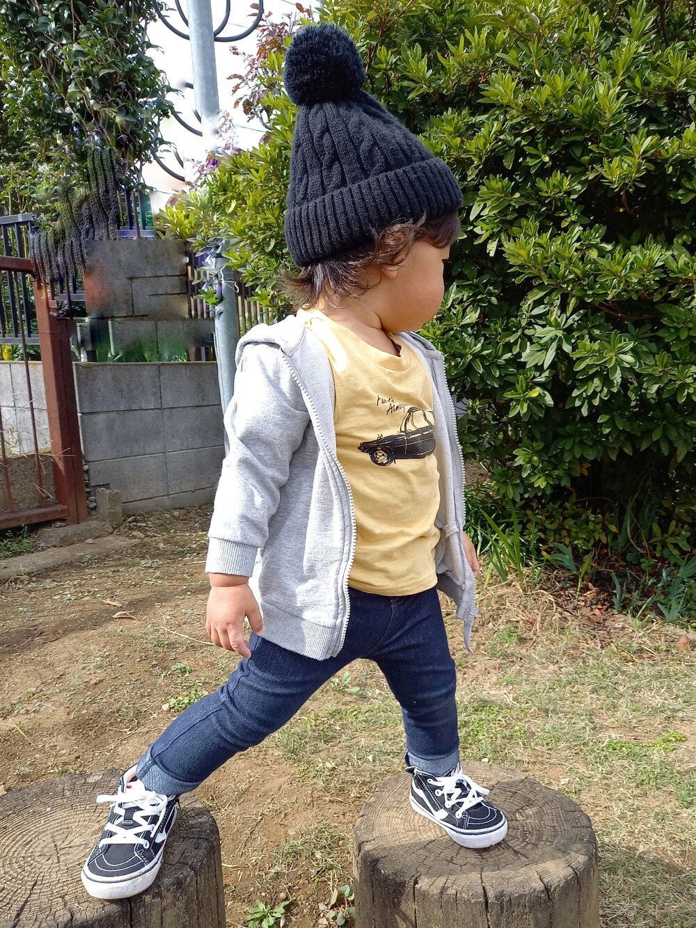 「秋冬コーデ、男の子コーデ、パンツスタイル、スニーカー、パーカー、ニット帽、カジュアル、シンプル、おしゃれさんと繋がりたい」｜「VANSのアイテム（スニーカー、ブラック系）」を使った、aoto*senaさん（キッズ・80cm）の秋コーディネートの1枚目の写真