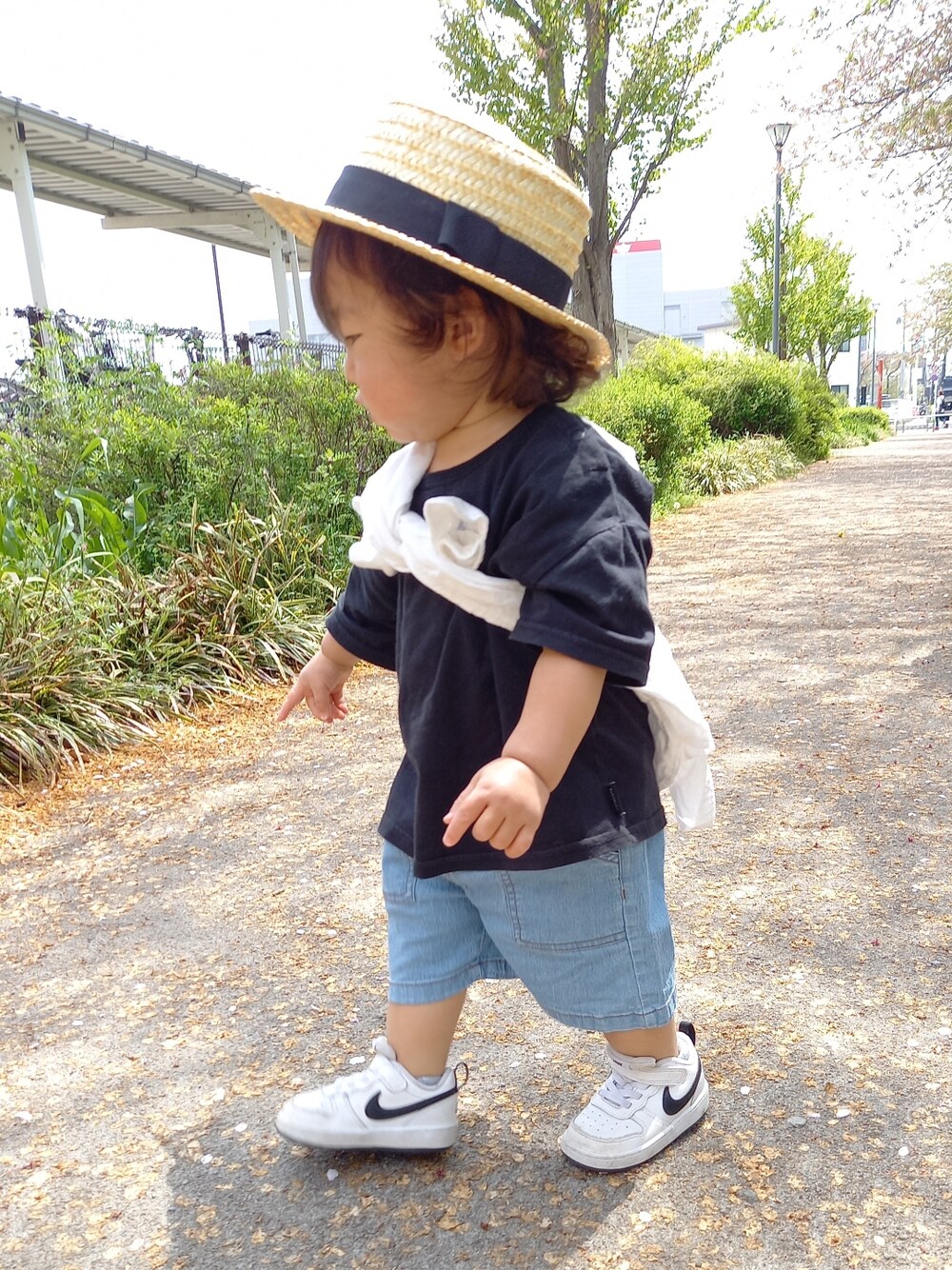 「キッズファッション、カジュアル、シンプル、夏コーデ、ビッグシルエット、おしゃれさんと繋がりたい、デニム、カンカン帽、ストローハット、ZOZOKIDSDAY、シャツスタイル、たすき掛け」｜「NIKEのアイテム（スニーカー、ホワイト系）」を使った、aoto*senaさん（キッズ・70cm）の春コーディネートの1枚目の写真