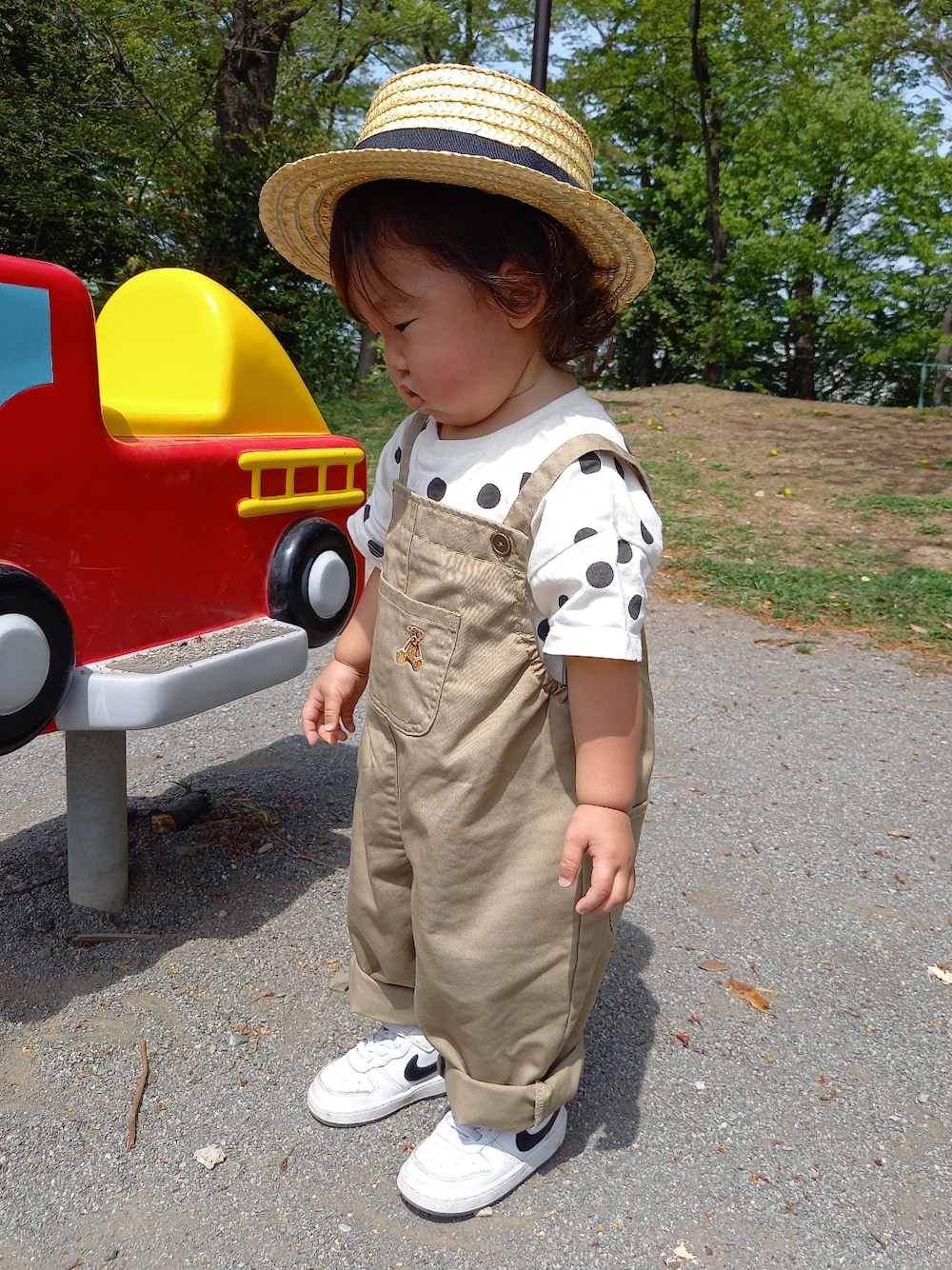「キッズファッション、男の子、カジュアル、スニーカー、ZOZOKIDSDAY、白スニーカー、春服みてみて、サロペット、オーバーサイズ、オーバーオール、おしゃれさんと繋がりたい、ドット」｜「NIKEのアイテム（スニーカー、ホワイト系）」を使った、aoto*senaさん（キッズ・70cm）の春コーディネートの1枚目の写真