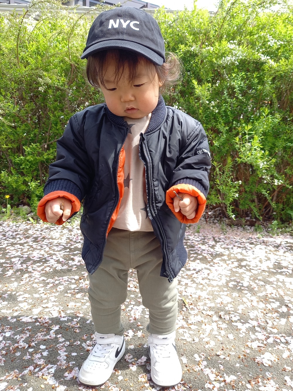 「はじめましてコーデ、シンプルコーデ、男の子コーデ、カジュアルコーデ、おしゃれさんと繋がりたい、西松屋、カジュアル、キャップ、白スニーカー」｜「NIKEのアイテム（スニーカー、ホワイト系）」を使った、aoto*senaさん（キッズ・70cm）の春コーディネートの1枚目の写真