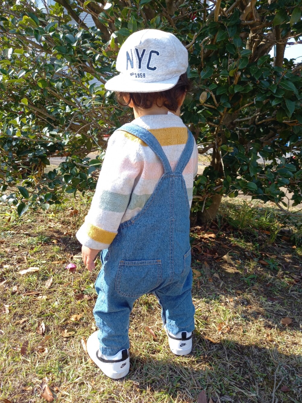 「キッズファッション、男の子、スニーカーコーデ、おしゃれさんと繋がりたい、サロペット、カーディガン、キャップ」｜「NIKEのアイテム（スニーカー、ホワイト系）」を使った、aoto*senaさん（キッズ・70cm）の冬コーディネートの1枚目の写真