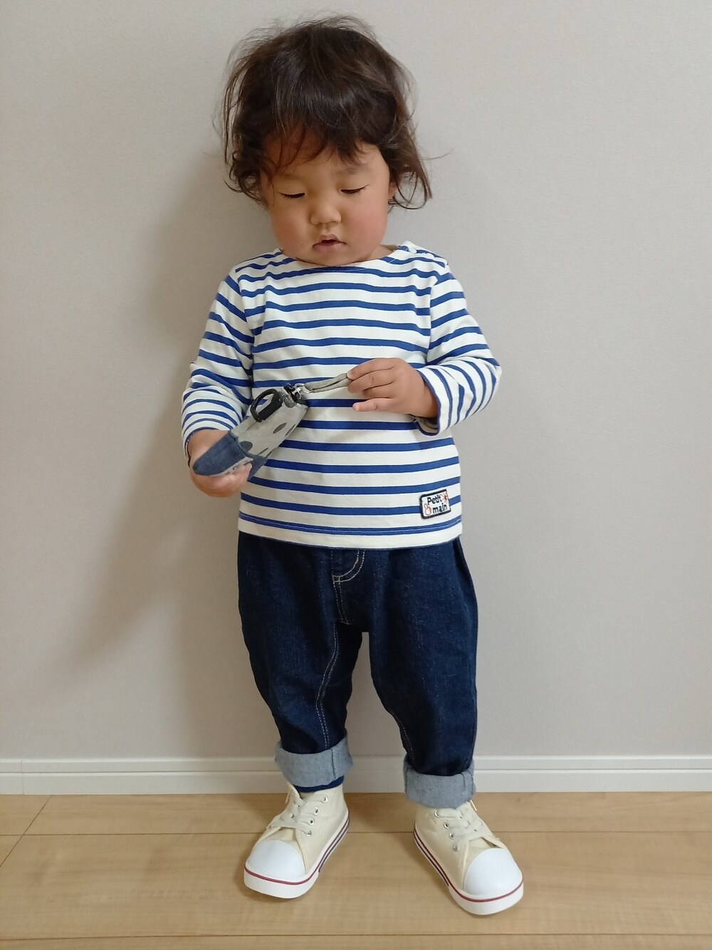 「キッズ、プチプラ、男の子ファッション、秋コーデ、シンプルスタイル、シンプル、カジュアル、デニム」｜「西松屋のアイテム（スニーカー、ホワイト系）」を使った、aoto*senaさん（キッズ・80cm）の秋コーディネートの1枚目の写真