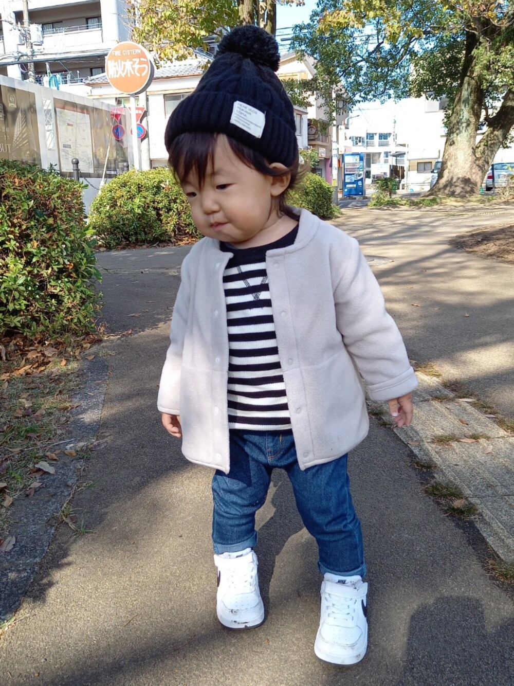 「スニーカー、ニット帽、フリース、デニムパンツ、キッズコーデ、休日コーデ、カジュアルコーデ、男の子コーデ、おしゃれさんと繋がりたい」｜「無印良品のアイテム（その他アウター、グレー系）」を使った、aoto*senaさん（キッズ・70cm）の冬コーディネートの1枚目の写真