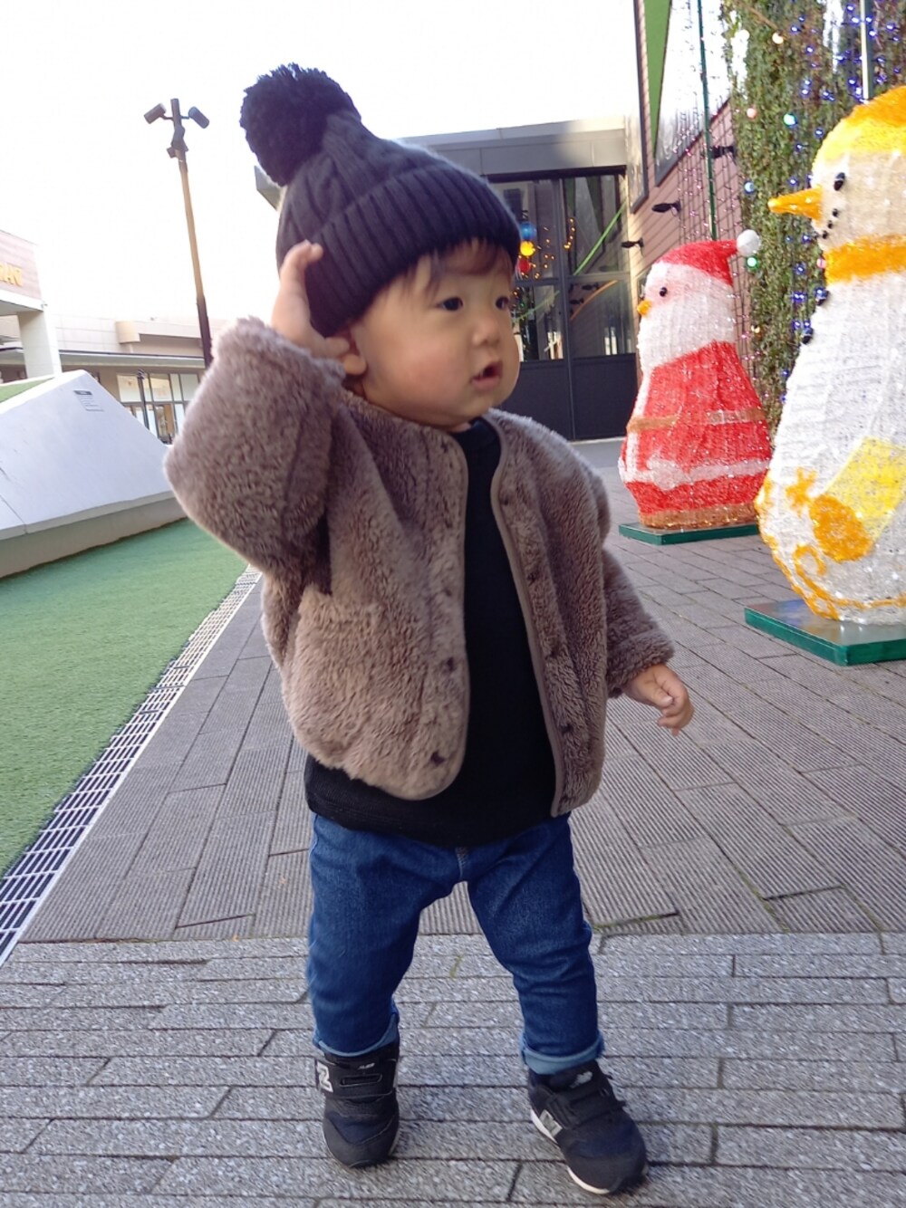 「おしゃれさんと繋がりたい、ジャケット、男の子、スニーカー、シンプル、カジュアル、ニット帽」｜「NEW BALANCEのアイテム（スニーカー、ブラック系）」を使った、aoto*senaさん（キッズ・70cm）の秋コーディネートの1枚目の写真