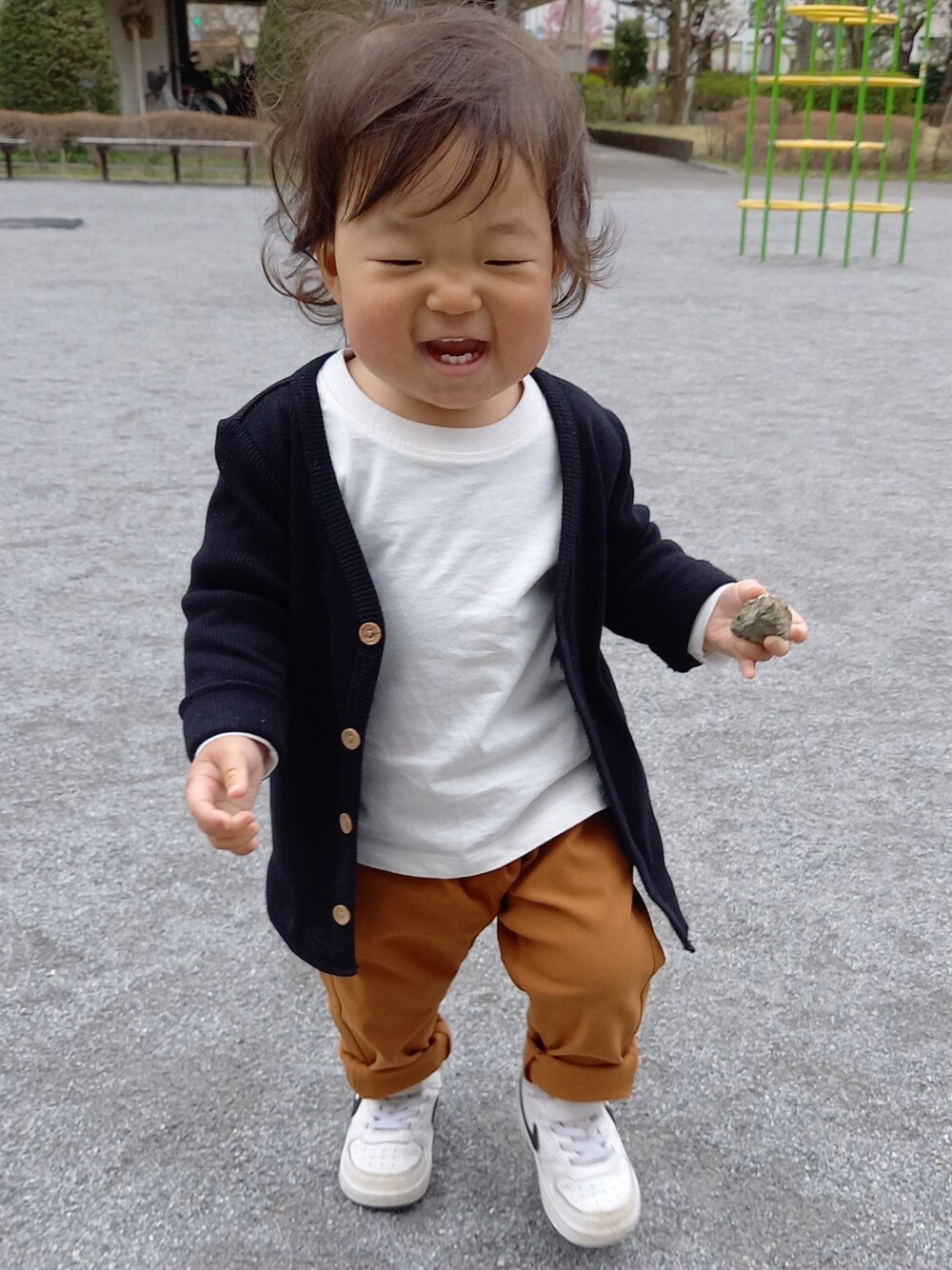 「はるコーデ、カジュアル、キッズコーデ、おしゃれさんと繋がりたい、プチプラ、男の子コーデ、スニーカー、オーバーサイズ、NIKE」｜「西松屋のアイテム（パンツ、ブラウン系）」を使った、aoto*senaさん（キッズ・70cm）の春コーディネートの1枚目の写真