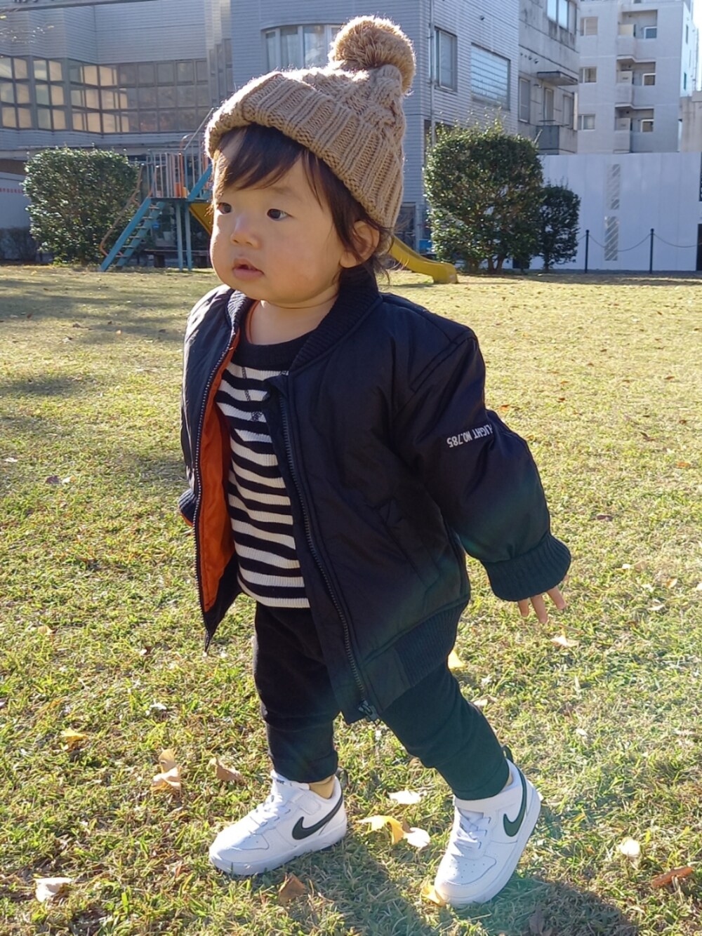 「休日スタイル、シンプル、スニーカー、ボーダー、MA-1、NIKE、ニット帽、おしゃれさんと繋がりたい」｜「NIKEのアイテム（スニーカー、ホワイト系）」を使った、aoto*senaさん（キッズ・70cm）の秋コーディネートの1枚目の写真