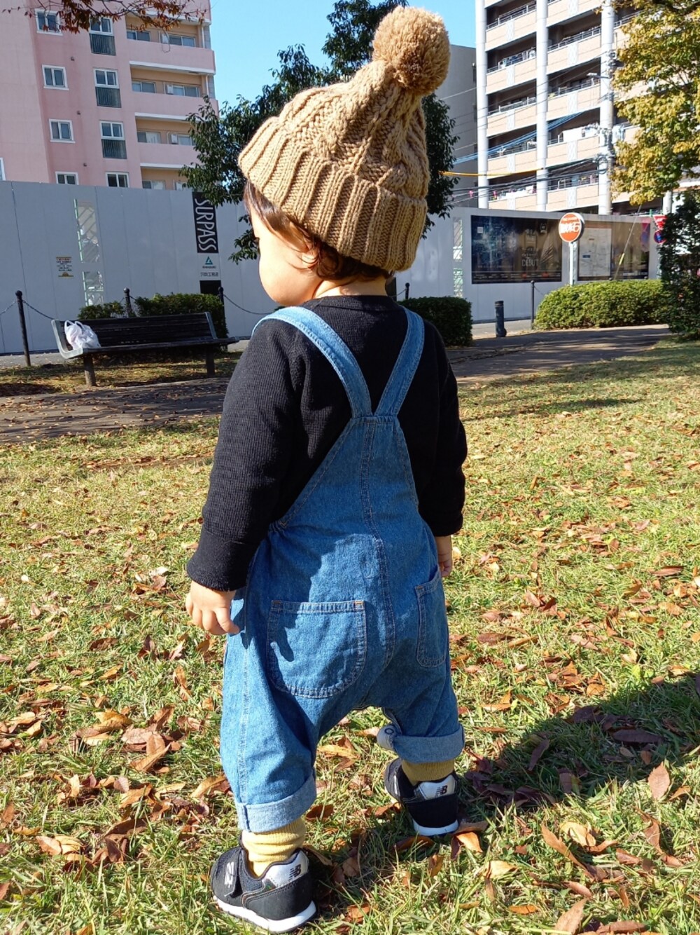 「キッズコーデ、サロペット、男の子、秋冬コーデ、ニット帽、シンプル、カジュアルコーデ、マスタード、おしゃれさんと繋がりたい」｜「NEW BALANCEのアイテム（スニーカー、ブラック系）」を使った、aoto*senaさん（キッズ・70cm）の秋コーディネートの1枚目の写真