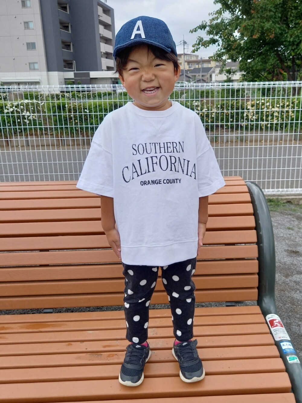「モノトーン、プチプラ、雨の日コーデ、シャツ好き集まれ、キッズファッション、シンプルコーデ、男の子コーデ、むすこーで、きれいめカジュアル、カジュアル、ロゴT、キャップ、ドット、ビックシルエット」｜「NIKEのNIKE ナイキ 12-16 TANJUN EZ (TDV) タンジュン EZ TDV KDX9043 003BLACK/WHITE（スニーカー、ブラック系）」を使った、aoto*senaさん（キッズ・90cm）の夏コーディネートの1枚目の写真