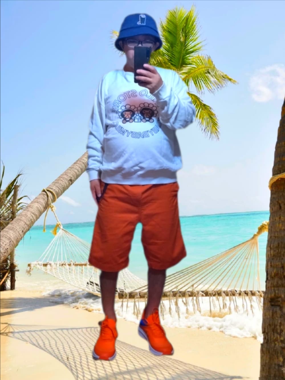 ホワイト系のスウェット、オレンジ系のパンツ、オレンジ系のスニーカーを着用したメンズの夏コーディネートの1枚目の写真