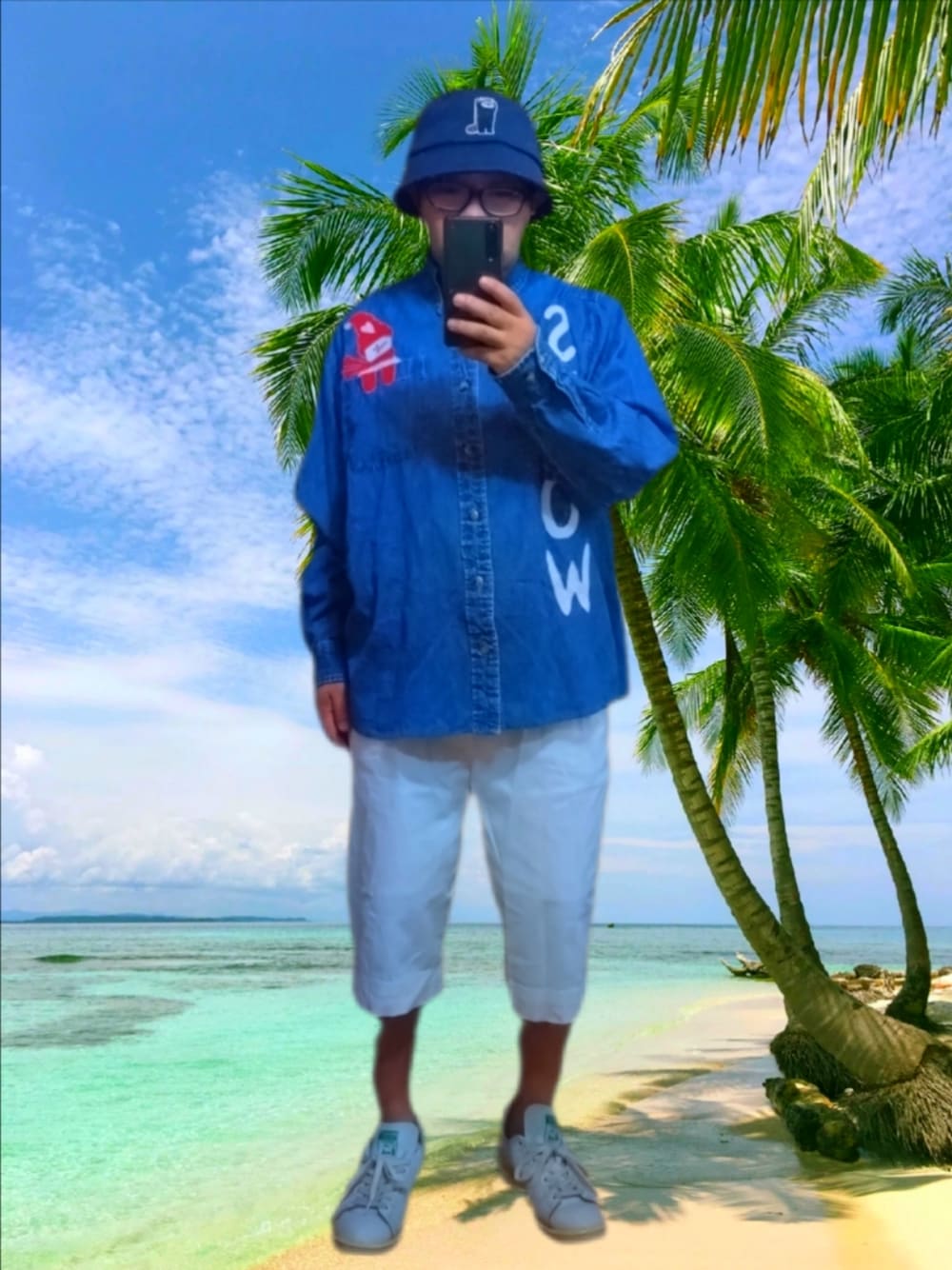 ブルー系のシャツ/ブラウス、ホワイト系のパンツ、ホワイト系のスニーカーを着用したメンズの夏コーディネートの1枚目の写真