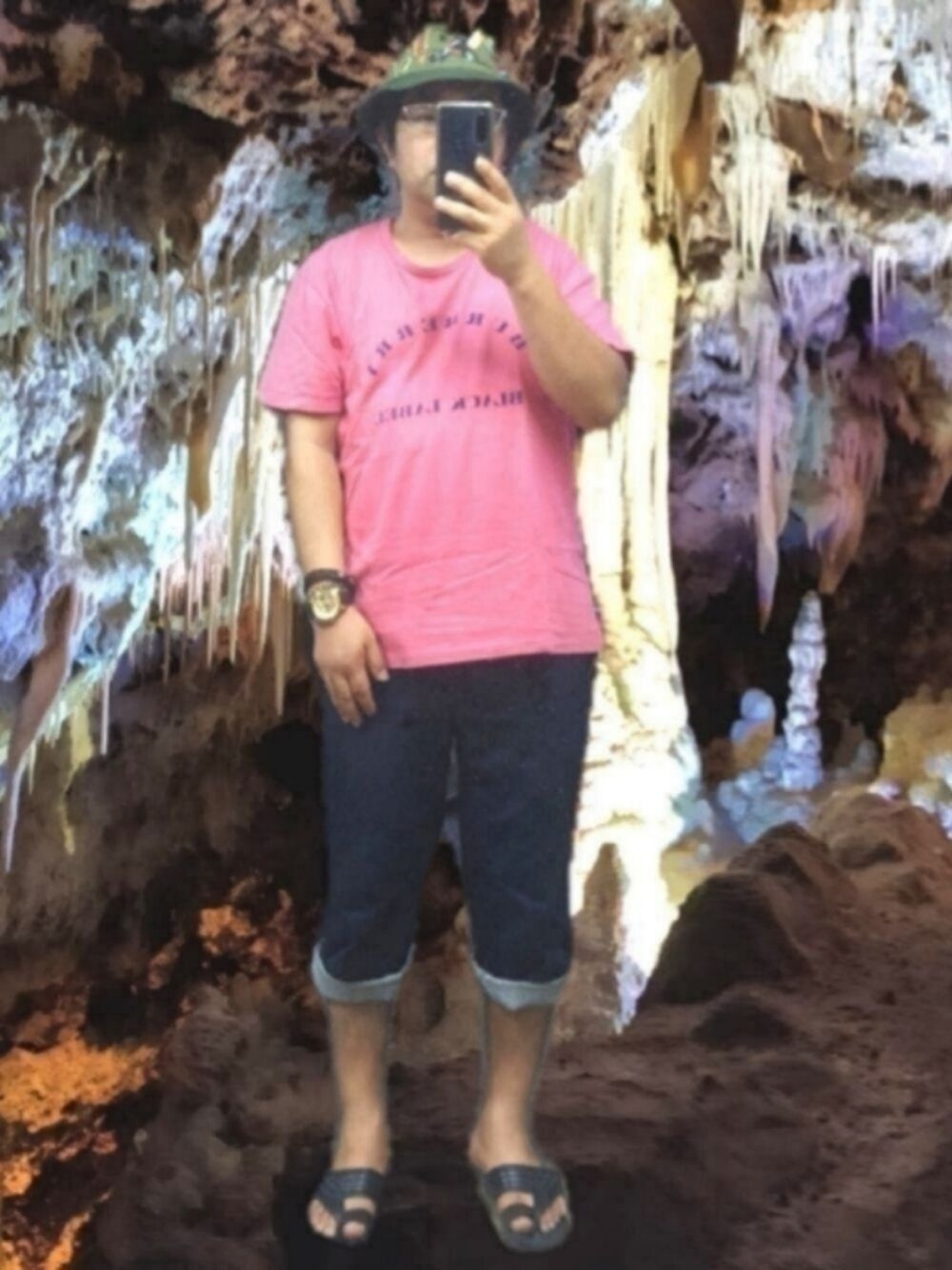 ピンク系のTシャツ/カットソー、ブルー系のチノパンツ、グリーン系のハットを着用したメンズの夏コーディネートの1枚目の写真