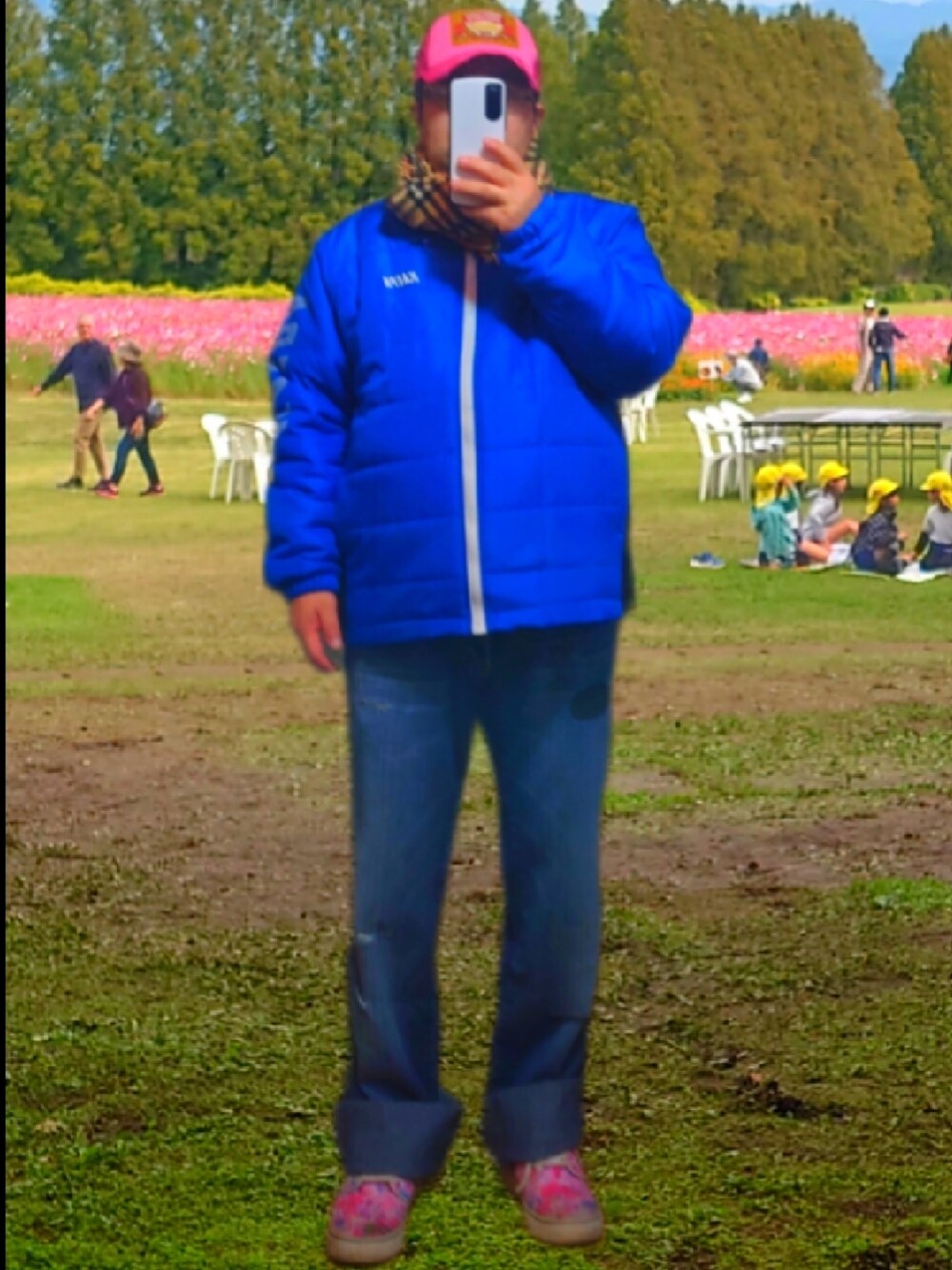 ブルー系のナイロンジャケット、ブルー系のデニムパンツ、ピンク系のスニーカーを着用したメンズの夏コーディネートの1枚目の写真