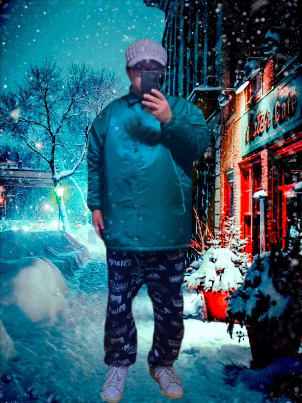 グリーン系のナイロンジャケット、ブラック系のスウェットパンツ、ホワイト系のスニーカーを着用したメンズの冬コーディネートの1枚目の写真