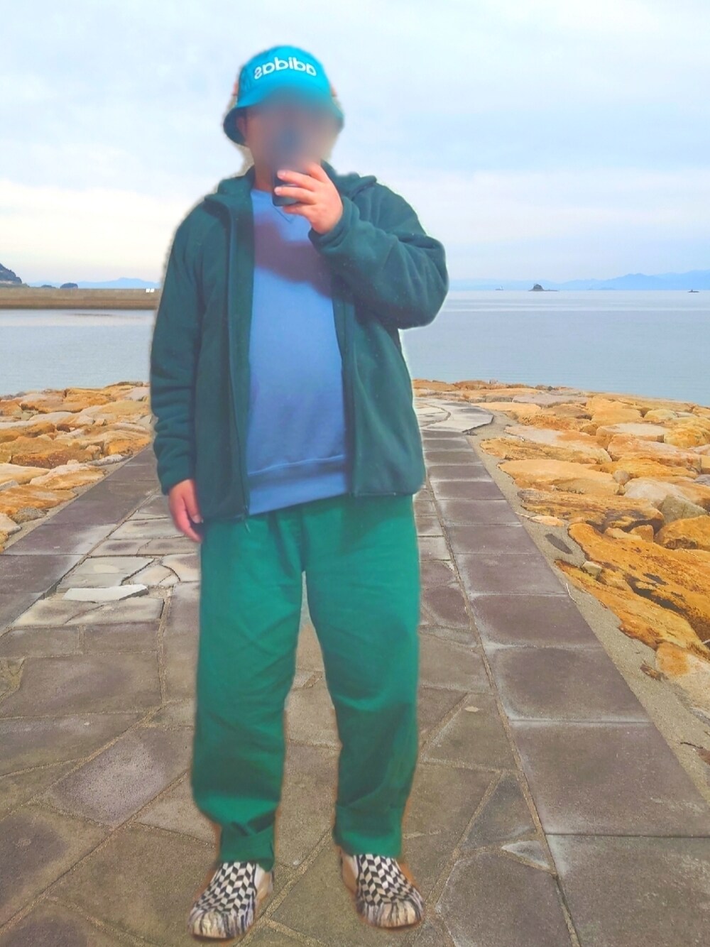 グリーン系のその他アウター、ブルー系のスウェット、グリーン系のチノパンツを着用したメンズの春コーディネートの1枚目の写真