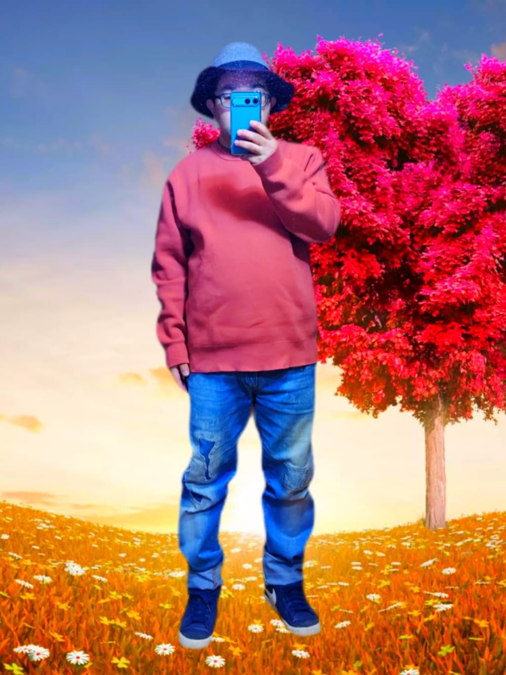 レッド系のニット/セーター、ブルー系のデニムパンツ、ブルー系のスニーカーを着用したメンズの春コーディネートの1枚目の写真