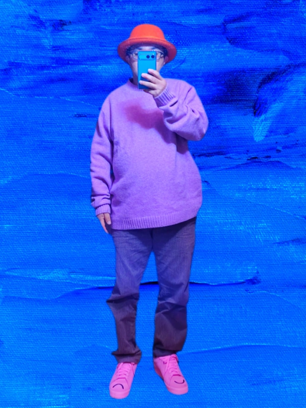 ピンク系のニット/セーター、ブラウン系のチノパンツ、ピンク系のスニーカーを着用したメンズの春コーディネートの1枚目の写真