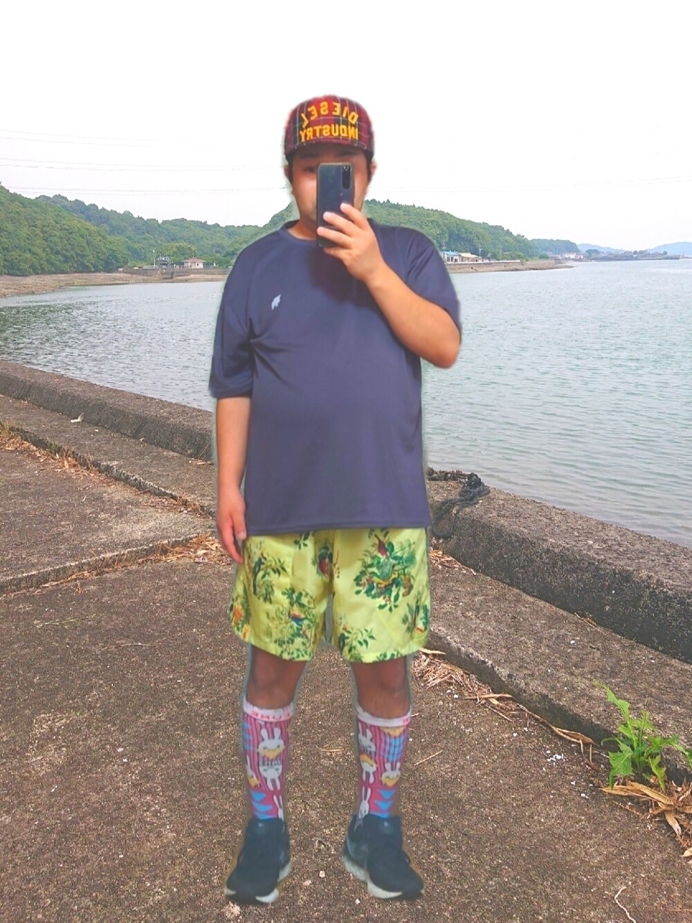 グレー系のTシャツ/カットソー、ブラック系のスニーカー、イエロー系のパンツを着用したメンズの秋コーディネートの1枚目の写真