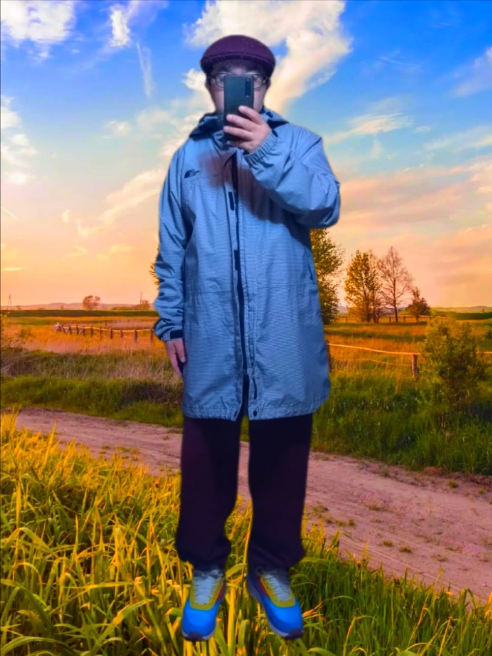 グレー系のナイロンジャケット、レッド系のスウェットパンツ、その他のスニーカーを着用したメンズの冬コーディネートの1枚目の写真