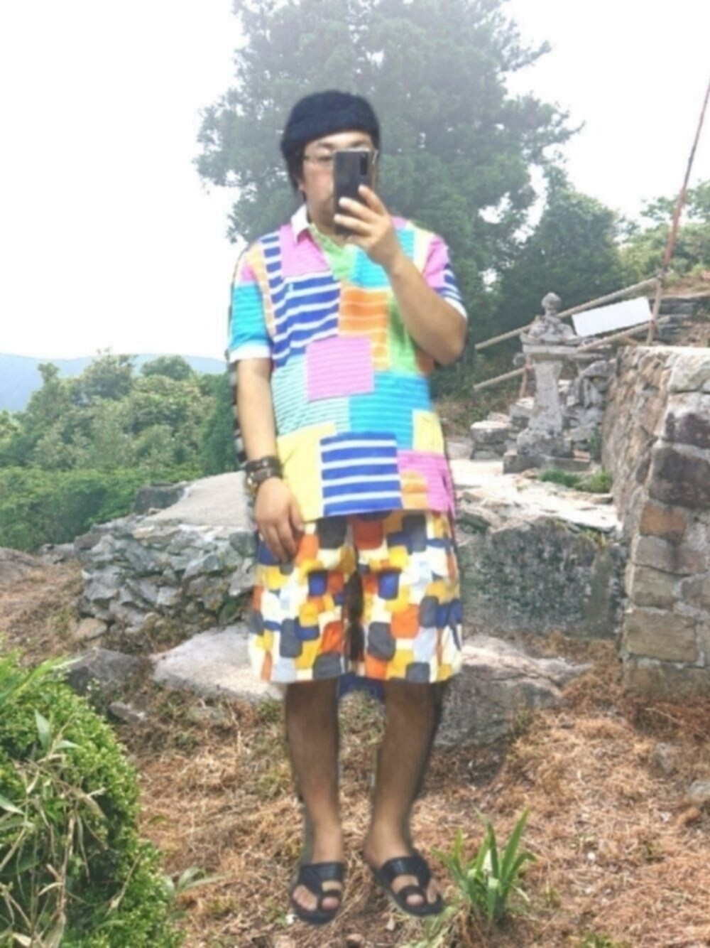 その他のポロシャツ、その他のパンツ、グリーン系の帽子を着用したメンズの夏コーディネートの1枚目の写真