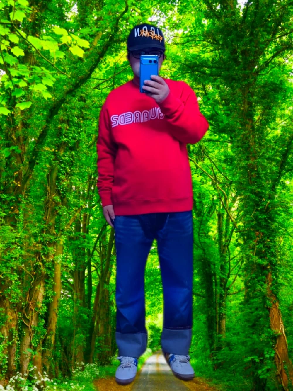 レッド系のスウェット、ブルー系のデニムパンツ、ホワイト系のスニーカーを着用したメンズの春コーディネートの1枚目の写真