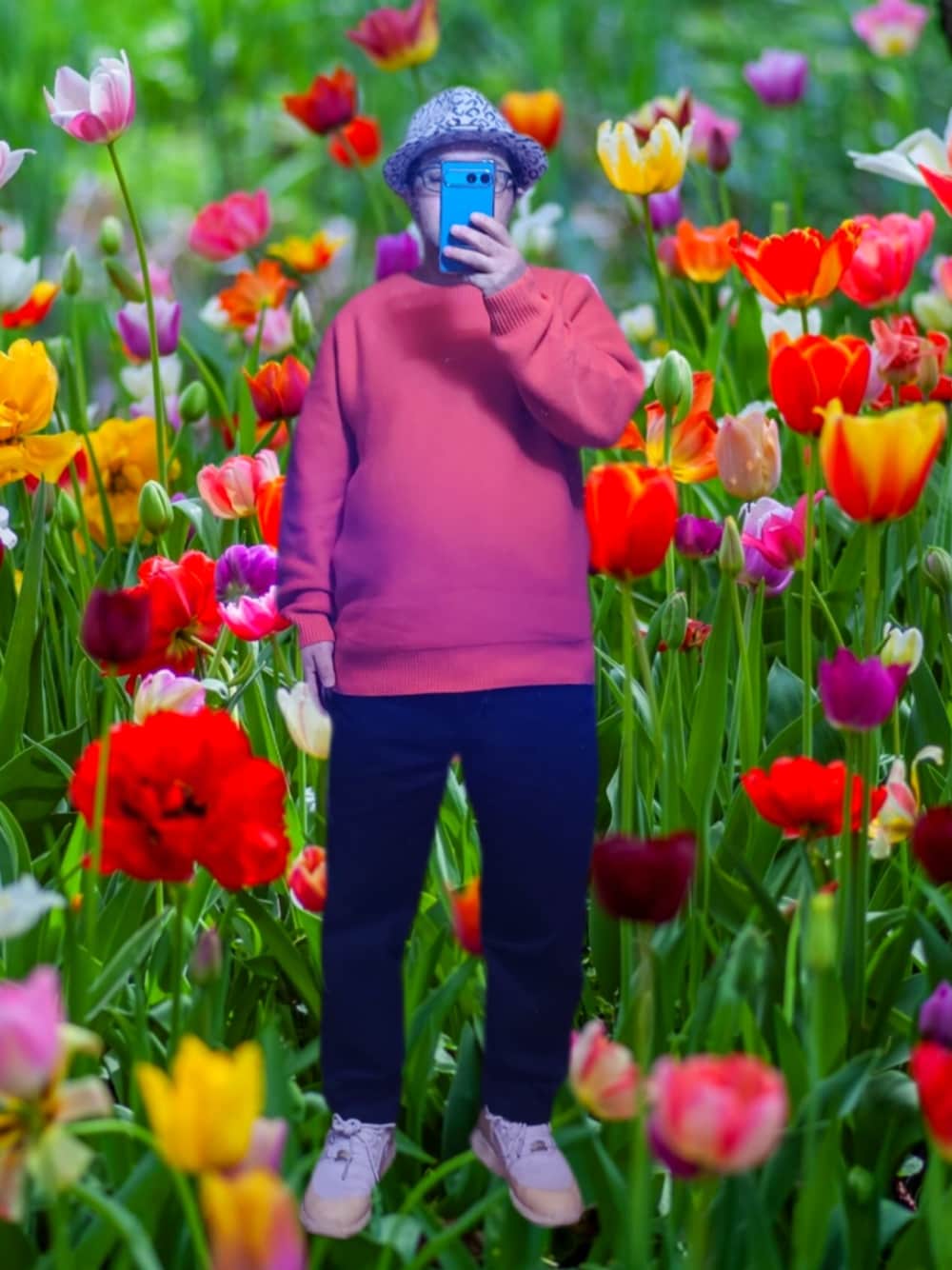 オレンジ系のニット/セーター、ブラック系のチノパンツ、ホワイト系のスニーカーを着用したメンズの春コーディネートの1枚目の写真