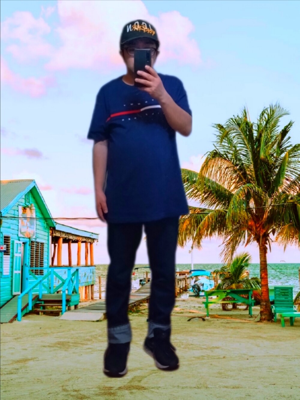 ブルー系のデニムパンツ、ブラック系のスニーカー、ブルー系のTシャツ/カットソーを着用したメンズの夏コーディネートの1枚目の写真