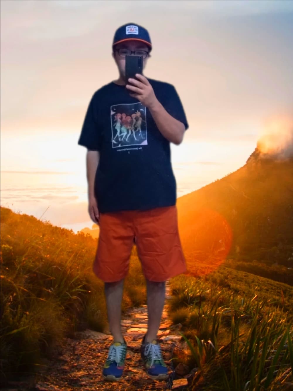 ブラック系のTシャツ/カットソー、オレンジ系のパンツ、その他のスニーカーを着用したメンズの夏コーディネートの1枚目の写真