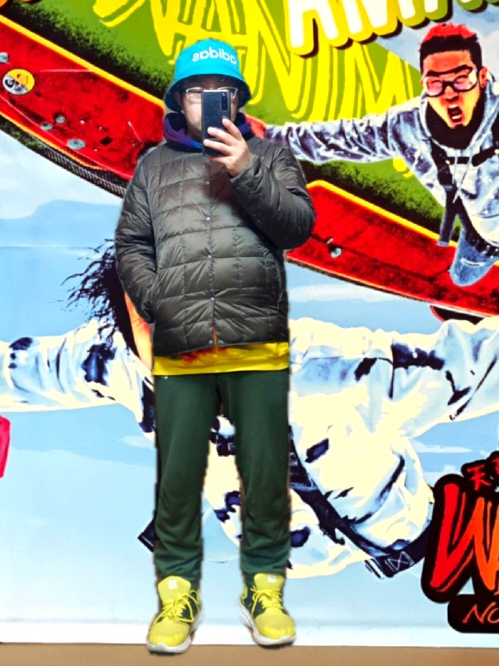 その他のパーカー、グリーン系のダウンジャケット/コート、グリーン系のパンツを着用したメンズの冬コーディネートの1枚目の写真