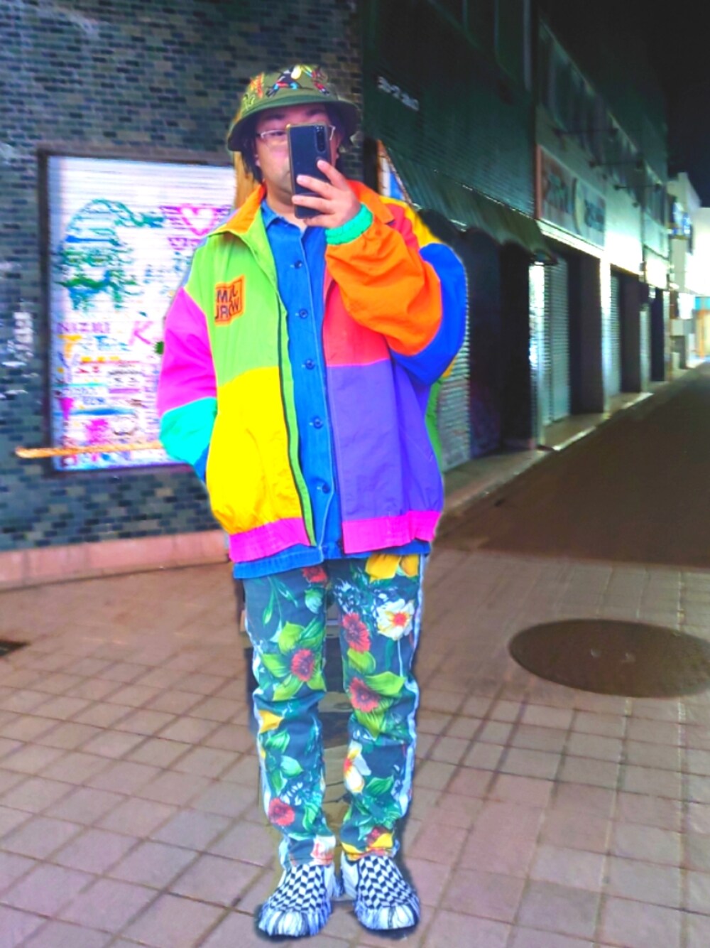 「スキニーパンツ、チノパン、花柄、デニムシャツ、カーキ、スリッポン、ネオンカラー、古着MIX、原宿系、メガネ男子、シャツスタイル、バケットハット、個性的、プチプラのさとし」｜「go slow caravanのアイテム（ハット、グリーン系）」を使った、さとし🐨相互さん（メンズ・159cm）の秋コーディネートの1枚目の写真