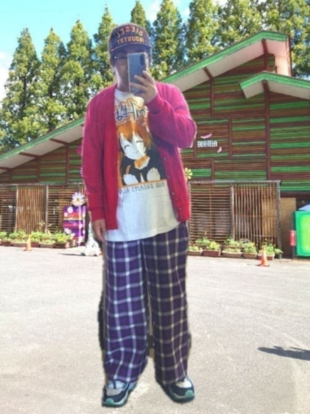 レッド系のカーディガン/ボレロ、ホワイト系のTシャツ/カットソー、パープル系のスラックスを着用したメンズの秋コーディネートの1枚目の写真