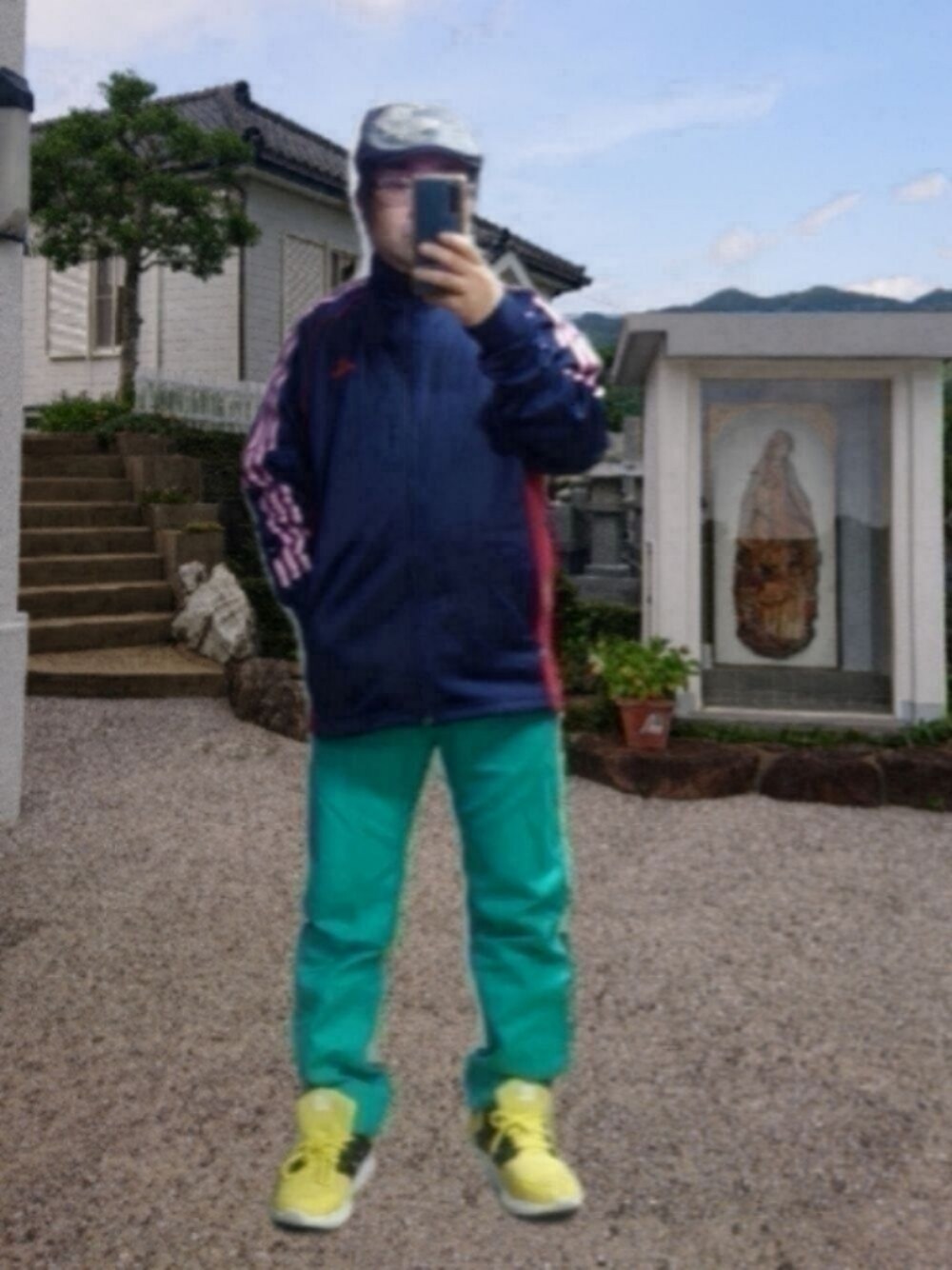 ブルー系のジャージ、グリーン系のデニムパンツ、イエロー系のスニーカーを着用したメンズの秋コーディネートの1枚目の写真