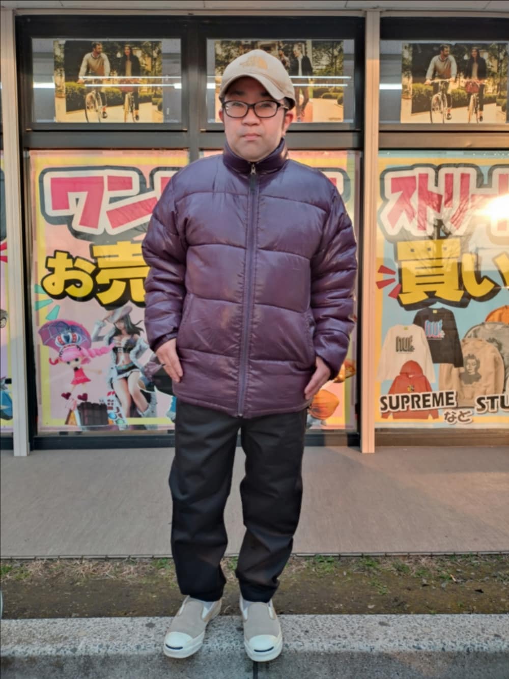 「キャップ、THE NORTH FACE、ダウンジャケット、チノパン、スニーカー、スニーカーコーデ、コンバース、靴下、古着、古着MIX、メンズファッション、お洒落さんとつながりたい、プチプラ、休日コーデ、ゆるコーデ」｜「THE NORTH FACEのアイテム（キャップ、ベージュ系）」を使った、さとし🐨相互さん（メンズ・160cm）の冬コーディネートの1枚目の写真
