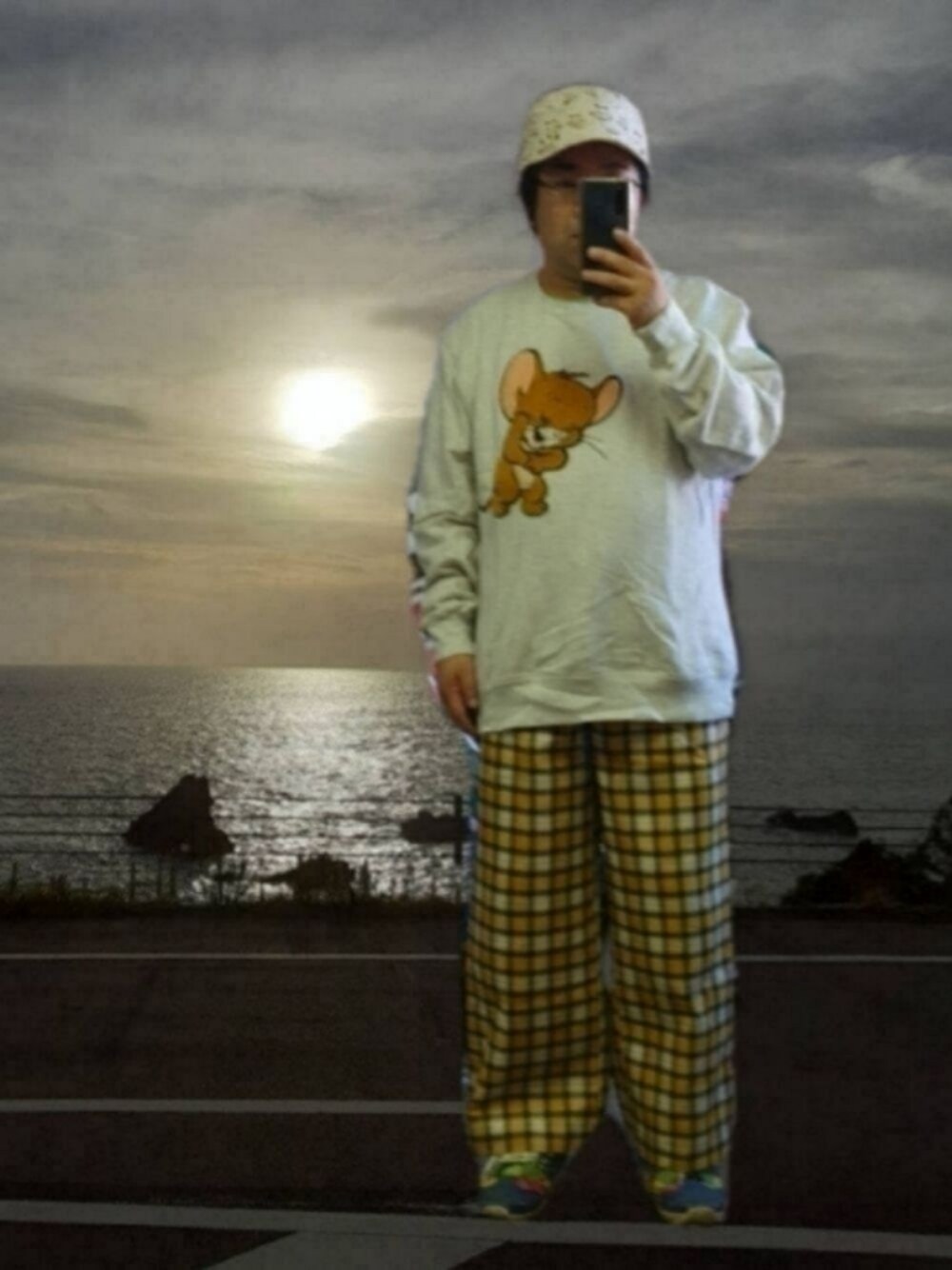 グレー系のスウェット、その他のスニーカー、イエロー系のスラックスを着用したメンズの秋コーディネートの1枚目の写真