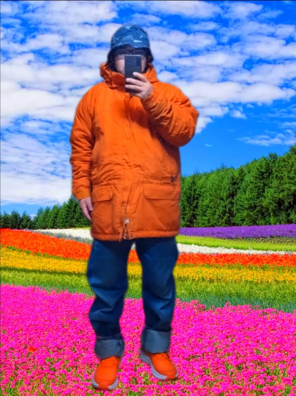 オレンジ系のダウンジャケット/コート、ブルー系のデニムパンツ、オレンジ系のスニーカーを着用したメンズの冬コーディネートの1枚目の写真