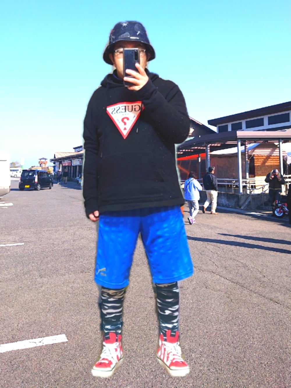 ブラック系のパーカー、ブルー系のTシャツ/カットソー、グリーン系のダウンジャケット/コートを着用したメンズの冬コーディネートの1枚目の写真