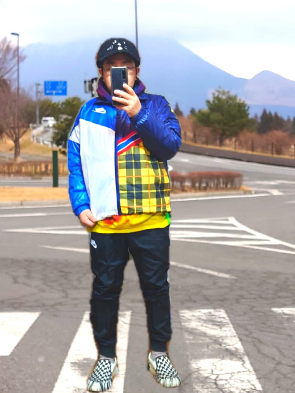 その他のナイロンジャケット、その他のパーカー、ブラック系のTシャツ/カットソーを着用したメンズの冬コーディネートの1枚目の写真