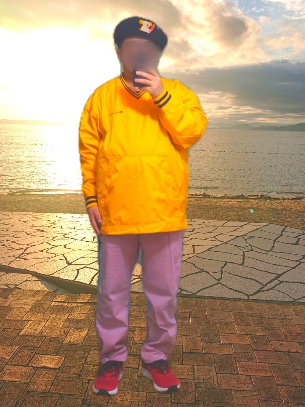 イエロー系のスウェット、ピンク系のチノパンツ、レッド系のスニーカーを着用したメンズの冬コーディネートの1枚目の写真