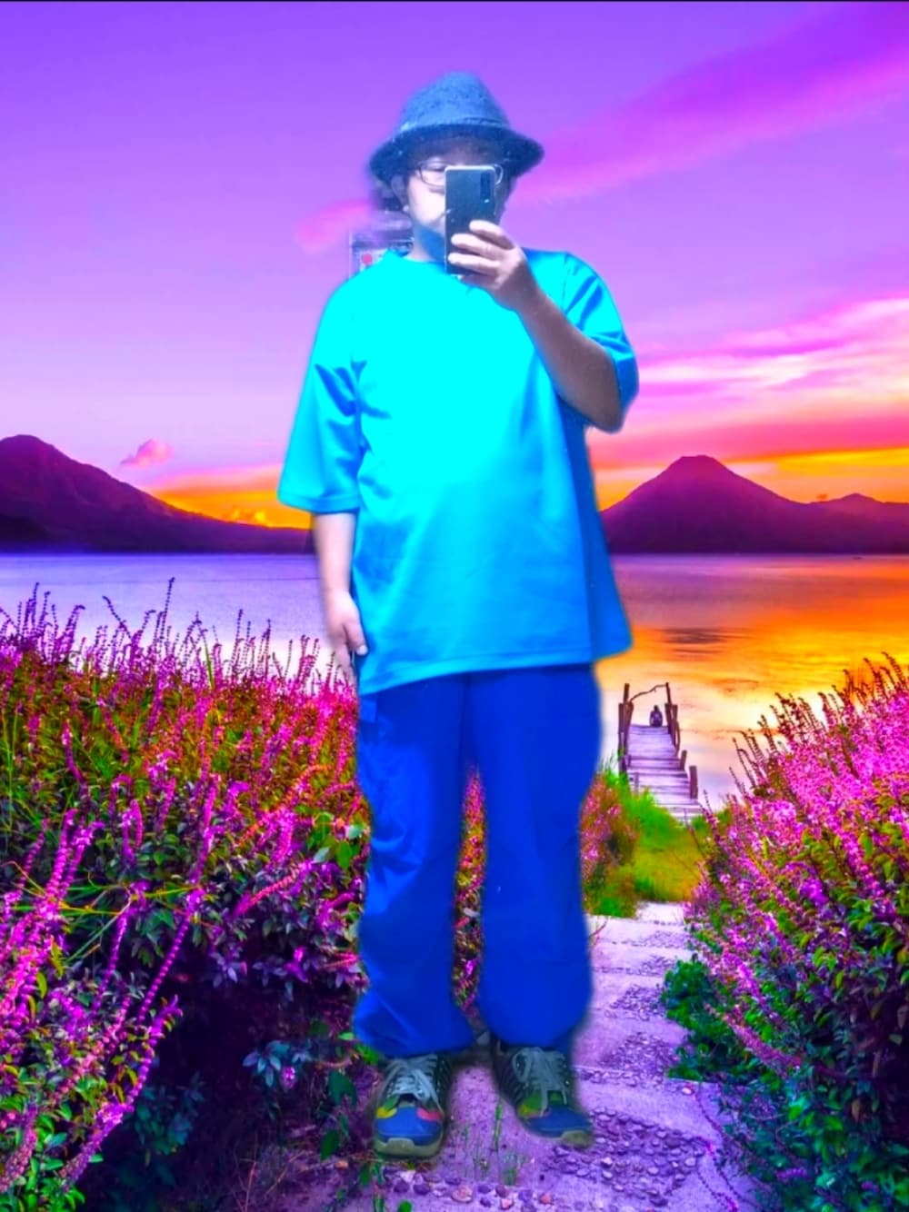 ブルー系のTシャツ/カットソー、ブルー系のカーゴパンツ、その他のスニーカーを着用したメンズの秋コーディネートの1枚目の写真