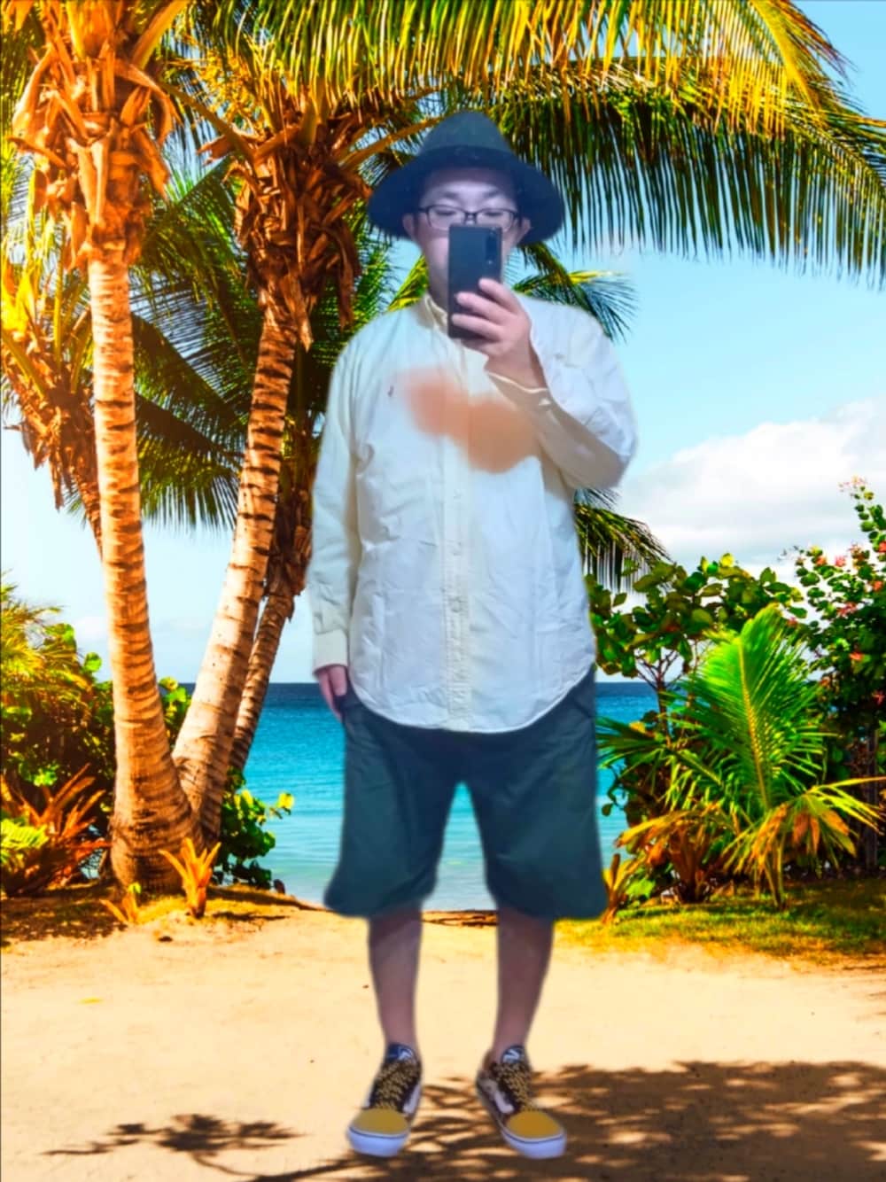 イエロー系のシャツ/ブラウス、グリーン系のパンツ、イエロー系のスニーカーを着用したメンズの夏コーディネートの1枚目の写真