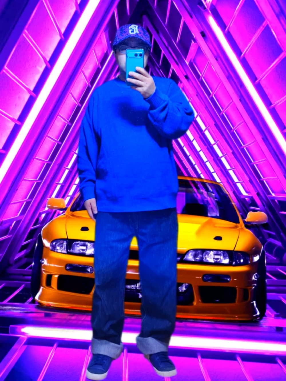 ブルー系のニット/セーター、ブルー系のデニムパンツ、ブルー系のスニーカーを着用したメンズの春コーディネートの1枚目の写真