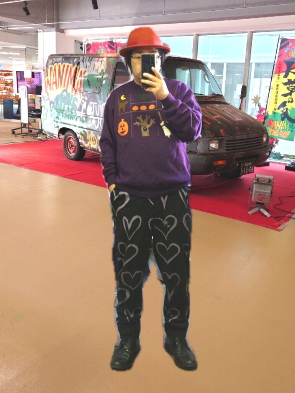 「古着、スウェット、ブラックコーデ、スラックス、ハット、休日スタイル、革靴、プチプラ、古着MIX、ハート、原宿系、メガネ男子、個性的、プチプラのさとし、wearhalloween2021」｜「Sense of Graceのアイテム（ハット、オレンジ系）」を使った、さとし🐨相互さん（メンズ・159cm）の秋コーディネートの1枚目の写真