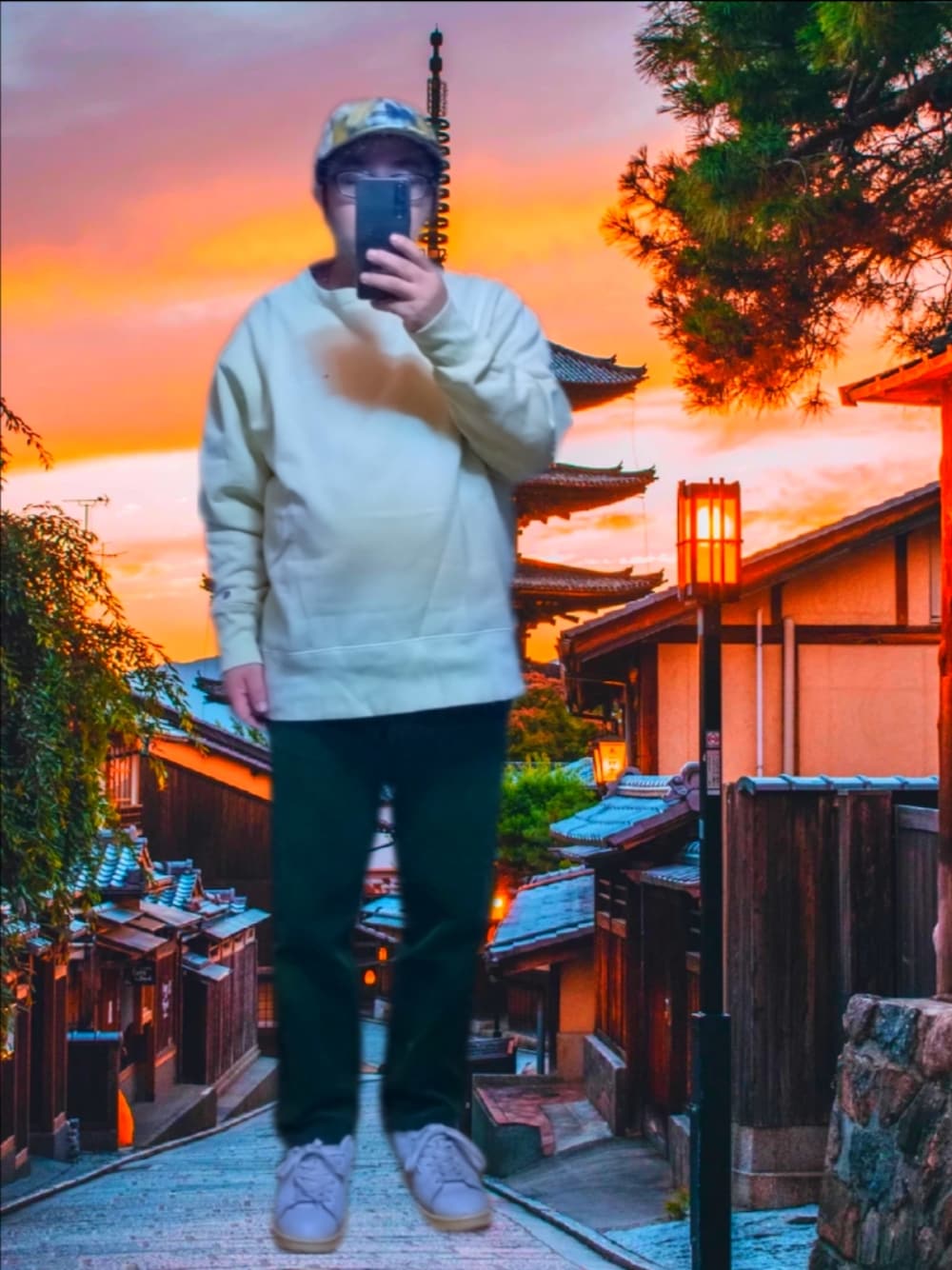 イエロー系のスウェット、グリーン系のデニムパンツ、イエロー系のスニーカーを着用したメンズの秋コーディネートの1枚目の写真