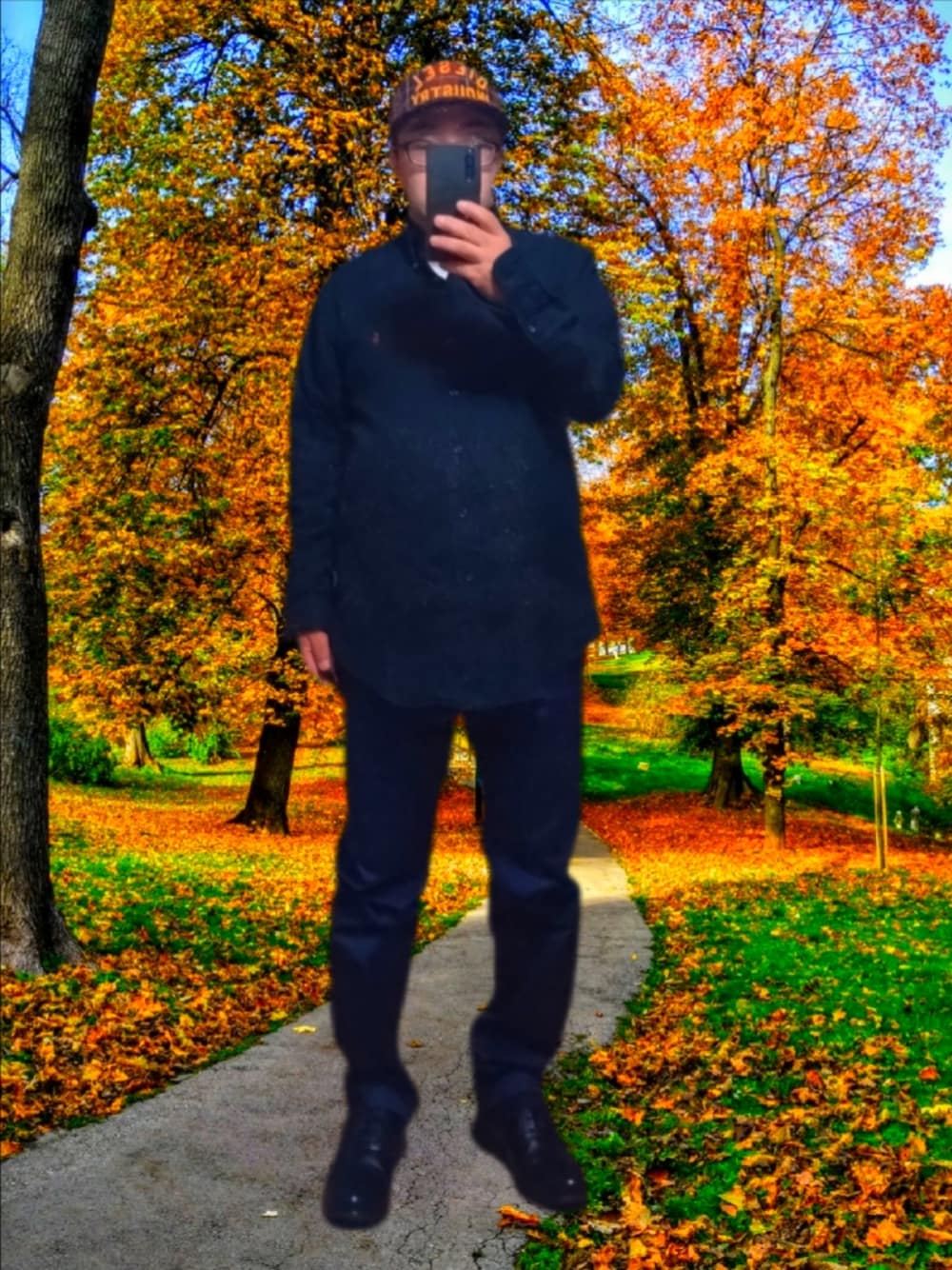 ブラック系のシャツ/ブラウス、ブルー系のチノパンツ、ブラック系のドレスシューズを着用したメンズの夏コーディネートの1枚目の写真