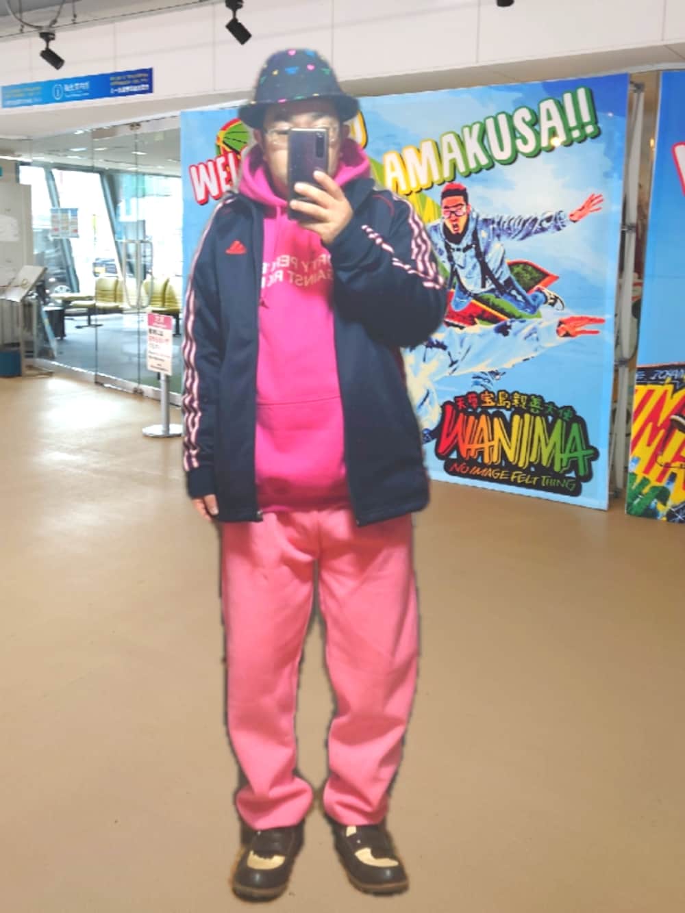 「パーカー、ローファー、adidas、ハット、冬コーデ、ジャージ、スポーツミックス、プチプラ、古着MIX、原宿系、個性的、スウエットパンツ、プチプラのさとし、本気のパー子、セットアップ」｜「ﾄﾐ-ｶﾞ-ﾙのアイテム（ハット、ブラック系）」を使った、さとし🐨相互さん（メンズ・159cm）の冬コーディネートの1枚目の写真