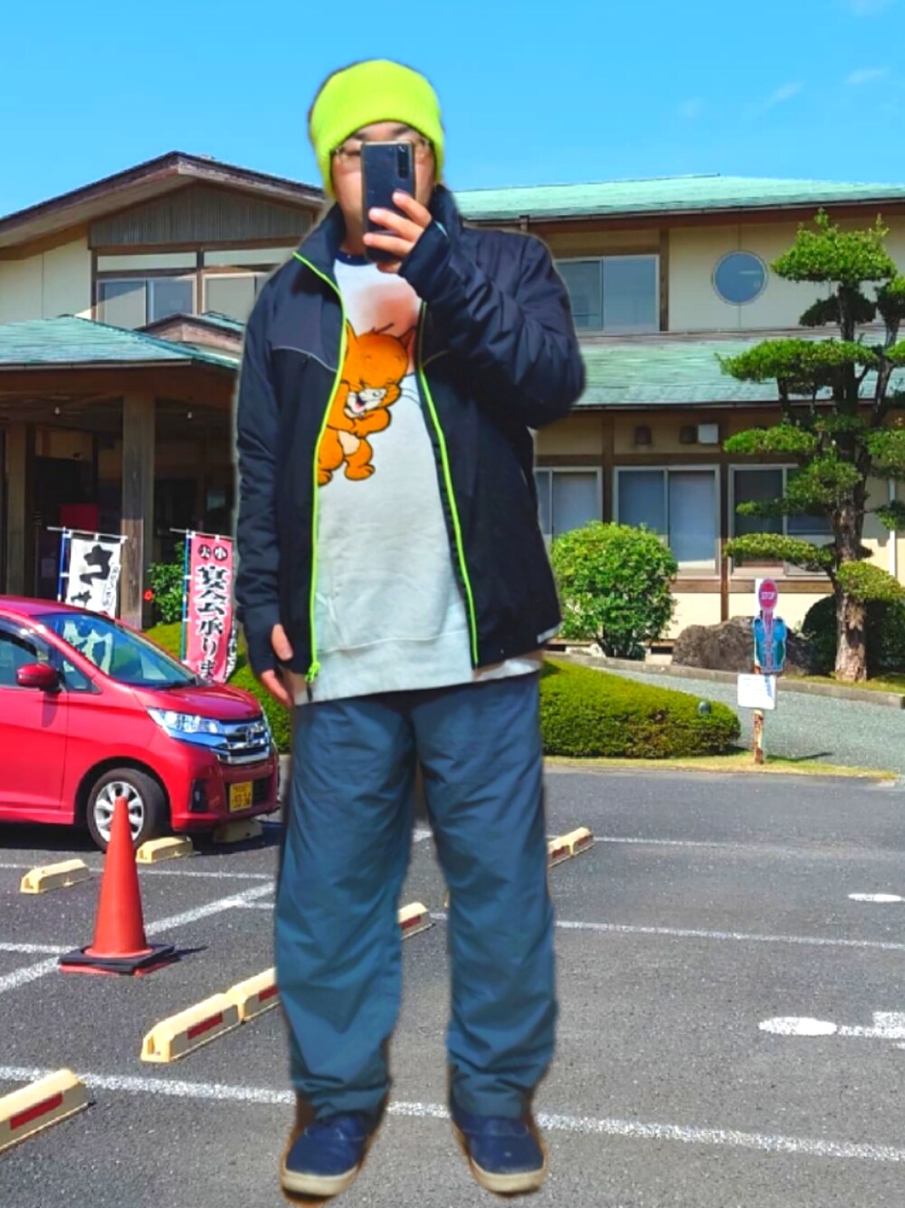 「個性的、ジャージ、トラックパンツ、ワークマン、WEGO、モノトーン、ネオンカラー、ニット帽、ブラックコーデ、スニーカーコーデ、ジェリー、スウエット、古着MIX」｜「WEGOのWEGO/畦ニットキャップ（ニットキャップ/ビーニー、イエロー系）」を使った、さとし🐨相互さん（メンズ・159cm）の冬コーディネートの1枚目の写真