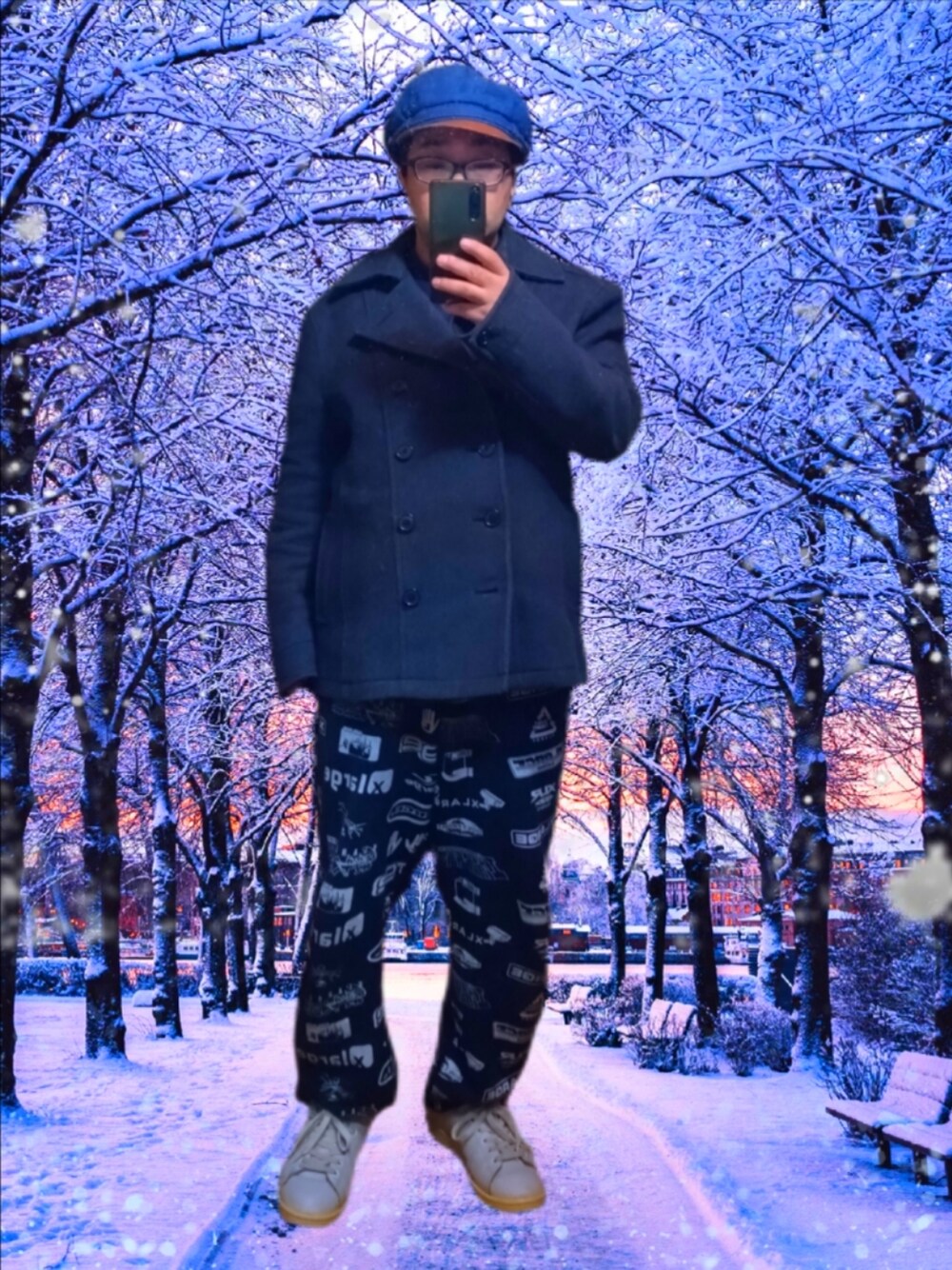 グレー系のピーコート、ブラック系のスウェットパンツ、ホワイト系のスニーカーを着用したメンズの冬コーディネートの1枚目の写真